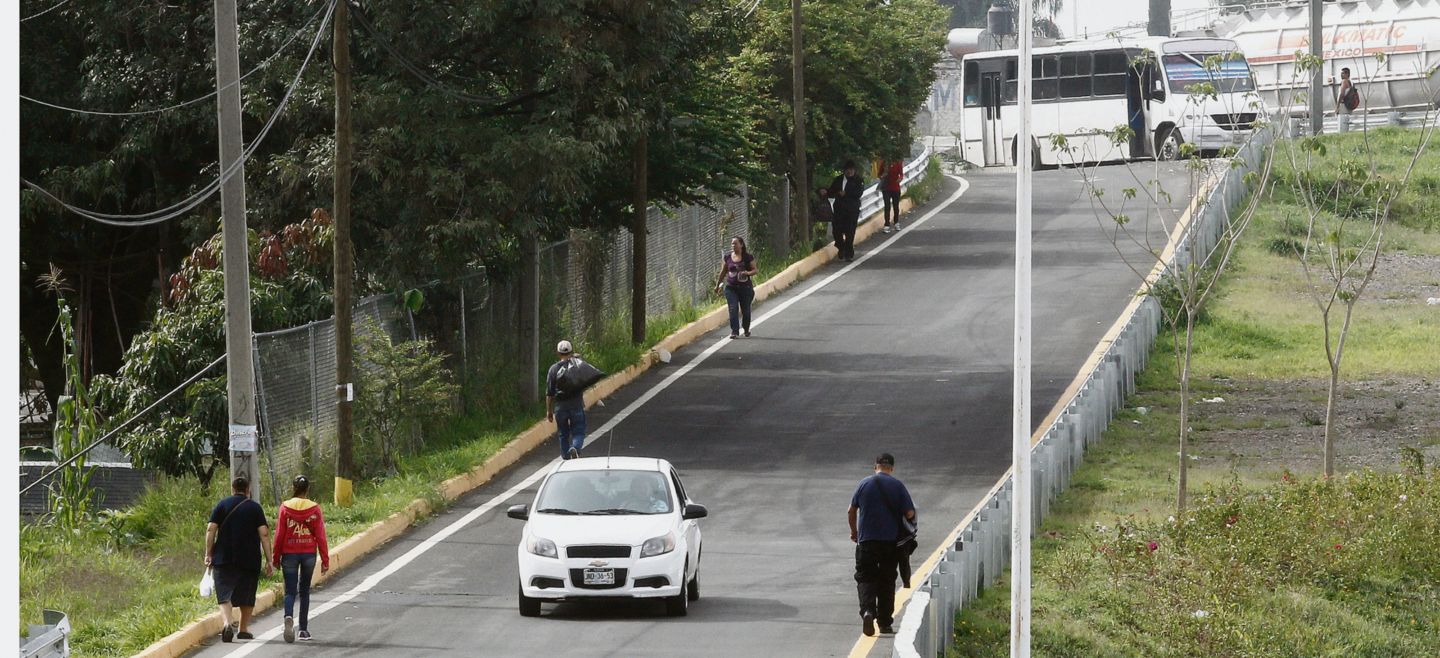 PEATONES - DURANTE LOS TRABAJOS DE LOS TUNELES DE LOPEZ MATEOS Y PERIFERICO SUR OLVIDARON CONSTRUIR CAMINOS SEGUROS PARA LOS PEATONES Y TIENEN QUE TRANSITAR AL BORDE DEL ARROYO VEHICULAR. 29 DE AGOSTO DE 2018 LOC PEATONES ACM002