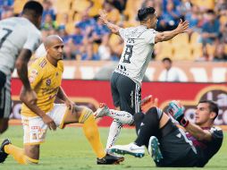 El jugador de Atlas, Andrés Andrade (#8), celebra su gol (el primero de los rojinegros en el torneo) contra Tigres. EFE