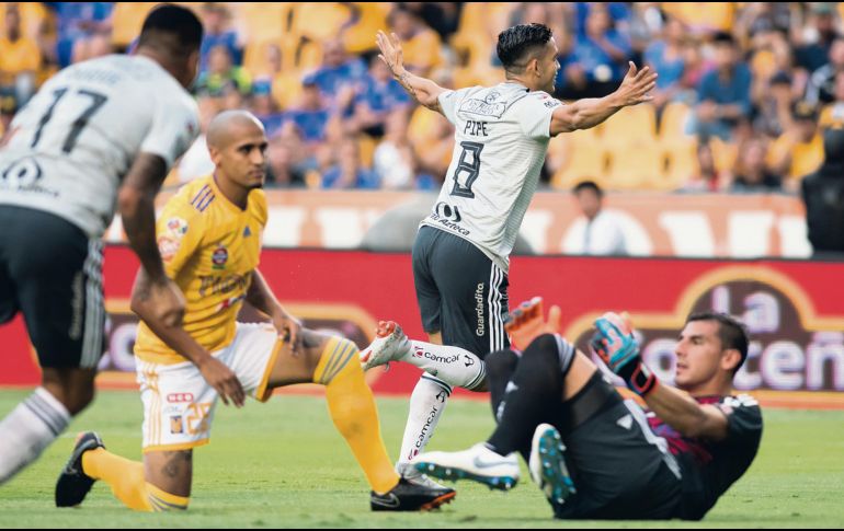 El jugador de Atlas, Andrés Andrade (#8), celebra su gol (el primero de los rojinegros en el torneo) contra Tigres. EFE