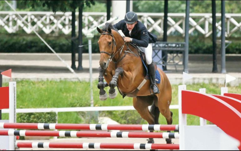 Juan Ángel Hernández  y “Cusco” obtuvieron la moña verde con tiempo de 28.24 segundos y sin faltas. EL INFORMADOR / F. ATILANO