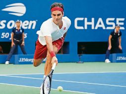 En el tercer set, Federer salvó una devolución de Kyrgios al conectar la bola a centímetros del suelo y devolverla por un costado de la red. AFP / T. Clary