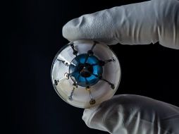 Los investigadores primero imprimieron una cúpula de cristal hemisférica para mostrar cómo podrían superar el desafío de imprimir productos electrónicos en una superficie curva. ESPECIAL / cse.umn.edu