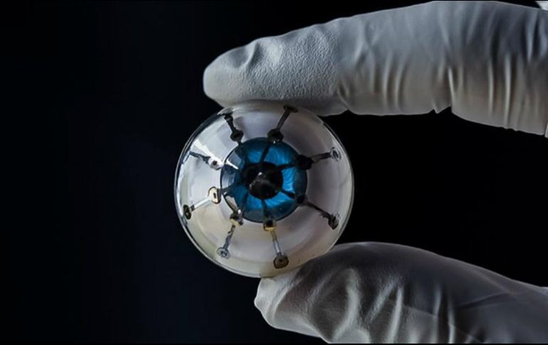 Los investigadores primero imprimieron una cúpula de cristal hemisférica para mostrar cómo podrían superar el desafío de imprimir productos electrónicos en una superficie curva. ESPECIAL / cse.umn.edu