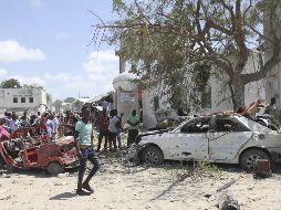 Las autoridades advierten que podría haber más víctimas ya que la explosión derribó edificios cercanos. EFE / S. Warsame