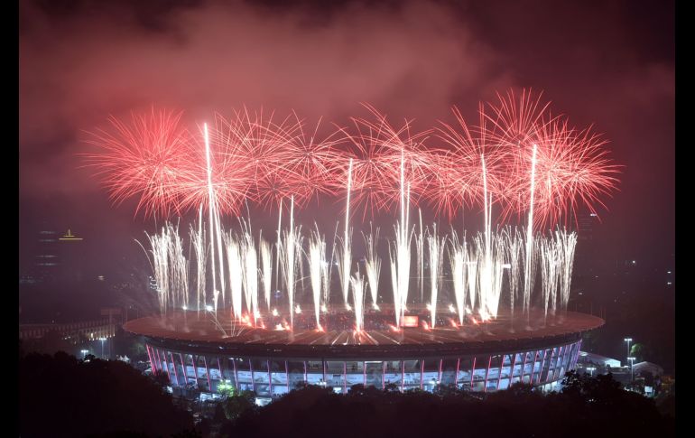 Fuegos artificiales explotan sobre el estadio Gelora Bung Karno, durante la ceremonia de clausura de los Juegos Asiáticos en Yakarta, Indonesia. AFP/B. Ismoyo
