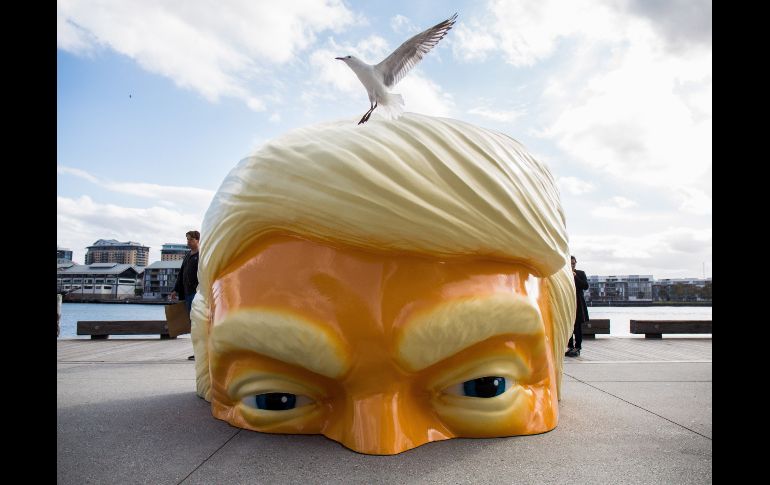 Una gaviota sobrevuela la escultura del artista Callum Morton llamada 