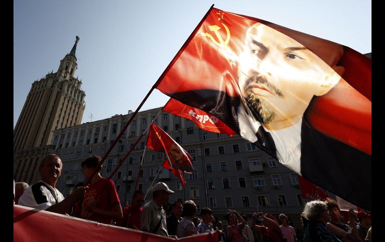 Un partidario de un movimiento de izquierda sostiene un retrato del exlíder soviético Vladimir Lenin durante una protesta contra un plan de reforma de pensiones propuesto por el gobierno en Moscú, Rusia. El presidente Vladimir Putin apoyó la propuesta del gobierno de aumentar la edad de jubilación para hombres a 65 de los actuales 60 y para las mujeres a 60 de los actuales 55. EFE/M. Shipenkov