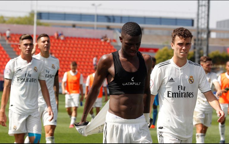 Vinicius Jr. (sin camiseta) se estrenó como anotador y como objeto de rencor de los rivales de los merengues. EFE/V. Lerena