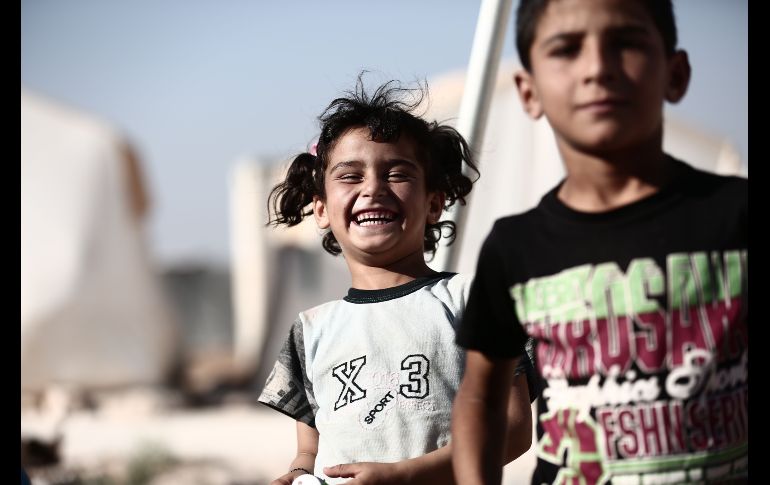Niños juegan en un campamento para desplazados en al-Ghadf, en la provincia siria de Idlib que está bajo control de los rebeldes. AFP/N. Al-Khatib