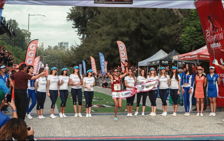 El jalisciense José Luis Santana alza los brazos en señal de triunfo tras cruzar la línea de meta en primer lugar. EL INFORMADOR. G. Gallo