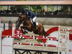 Rodrigo Gómez monta a “Bon Ami” en el Clásico a 1.40 metros. EL INFORMADOR / F. Atilano