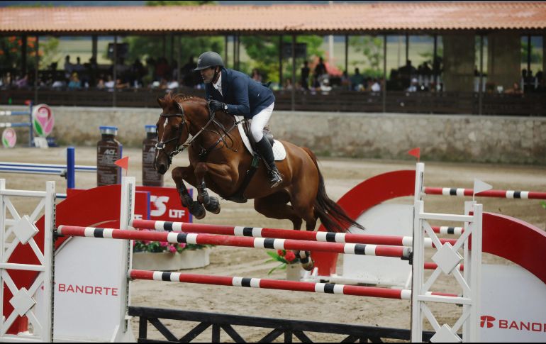 Rodrigo Gómez monta a “Bon Ami” en el Clásico a 1.40 metros. EL INFORMADOR / F. Atilano