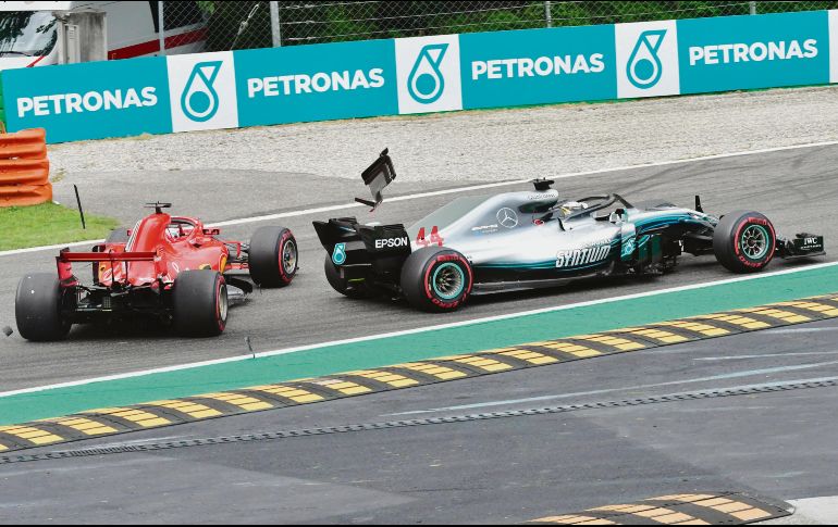 En la lucha por la segunda posición, Hamilton y Vettel tuvieron un contacto en el que el alemán sacó la peor parte, permitiéndole al británico tomar ventaja en el campeonato. AFP / G. Cacace