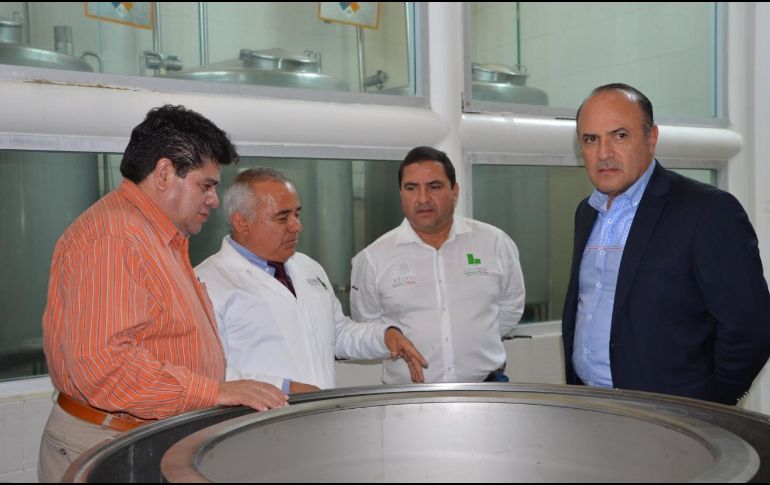 Gerónimo Corona (tercero de izquierda a derecha), gerente de Liconsa en el Estado, actualmente es investigado. TWITTER/GeronimoCoronaA