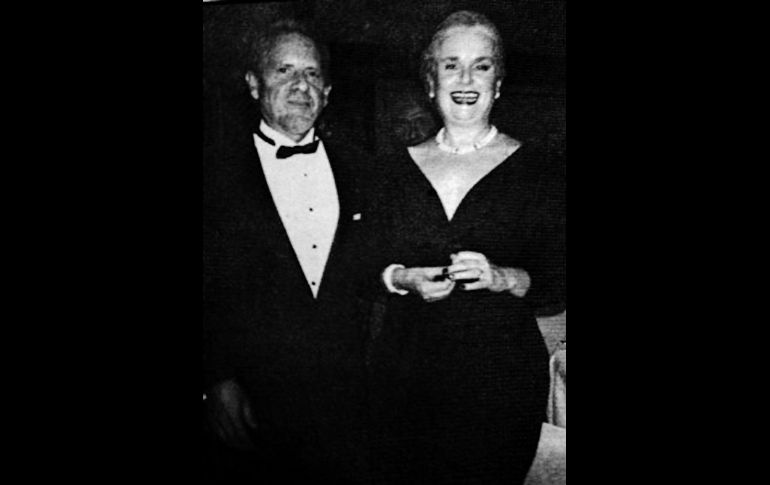 Guadalupe Silva Corcuera siempre nos ha parecido (y lo ha sido) no solo una de las señoras más guapas en la tierra de las mujeres más bellas, sino además portadora de un estilo absolutamente tapatío de prosapia. Pues bien, la noche de la boda de su hija María José y, acompañada por su inolvidable esposo Jesús González Gortazar parecían más una pareja Real de “realeza” que otra cosa y, de manera absolutamente natural, de tal forma  que durante a la salida de la ceremonia religiosa nos dejaron prácticamente impactados por su gran clase y estilo. CORTESÍA F. Partida