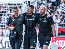 Salcedo sufrió una barrida fuerte por parte del holandés Davy Klaassen, por lo que se vio obligado a salir de cambio. TWITTER / @eintracht_esp