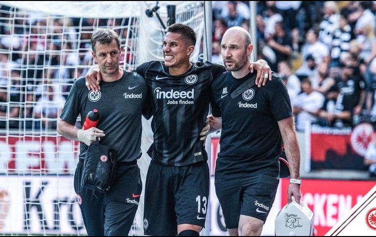 Salcedo sufrió una barrida fuerte por parte del holandés Davy Klaassen, por lo que se vio obligado a salir de cambio. TWITTER / @eintracht_esp