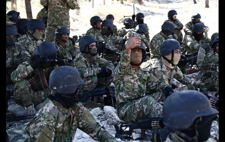 Un combatiente del Frente de Liberación Nacional se toma una foto previo a un ataque del régimen sirio en la provincia de Idblid. AFP/N. Al-Khatib