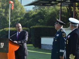 Navarrete Prida asiste a la ceremonia de Izamiento de Bandera, en campo Marte acompañado del subsecretario de la Defensa Nacional y del subsecretario de Marina Armada de México. TWITTER / @navarreteprida