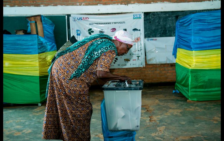 Un ciudadano emite su voto en Kigali, Ruanda, en las elecciones de la Cámara Baja del Parlamento. AFP/C. Ndegeya