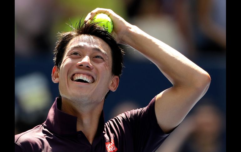 El japonés Kei Nishikori sonríe tras vencer al alemán Philipp Kohlschreiber en partido de la cuarta ronda del Abierto de Estados Unidos en Nueva York. AP/K. Hagen