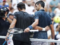 Novak Djokovic (d) saluda a Joao Sousa luego de vencerlo en octavos. EFE/J. Lane