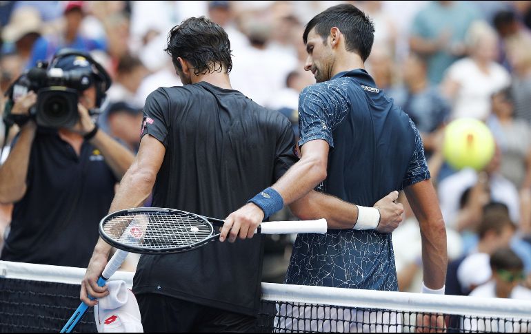 Novak Djokovic (d) saluda a Joao Sousa luego de vencerlo en octavos. EFE/J. Lane