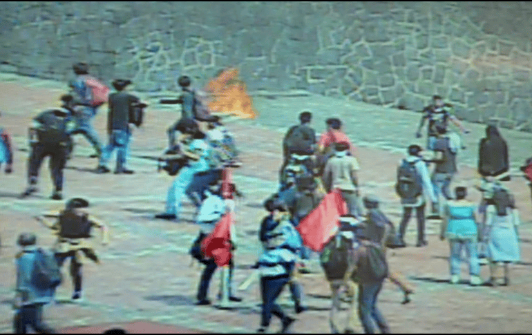 Cerca de las 15:30 horas los jóvenes comenzaron a reñir, con piedras y palos. TWITTER / @oblatos00