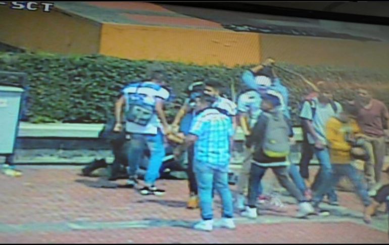 Un grupo de jóvenes que llegó con pasamontañas utilizó piedras, palos, y detonó explosivos contra los estudiantes. TWITTER/ @oblatos00