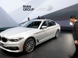 El alza en la venta de autos de lujo contrasta con la caída de la comercialización de vehículos en general. AP/Archivo