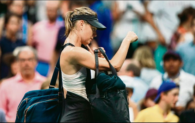 Sharapova se retira de la cancha tras caer ante la española Carla Suárez. AFP /