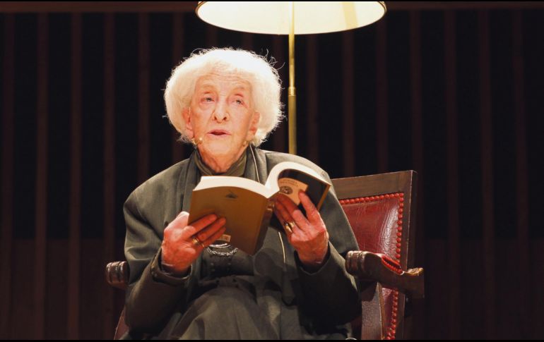 La autora reconocida con el Premio FIL 2018 lee un poema durante el Festival Internacional de Poesía, en Buenos Aires, realizado en junio. EFE