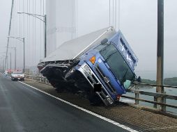 El fenómeno meteorológico golpea con violencia la mitad occidental del país asiático dejando a su paso precipitaciones torrenciales, desbordamientos de ríos, un fuerte oleaje que invadió costas y puertos, y vientos huracanados. AFP