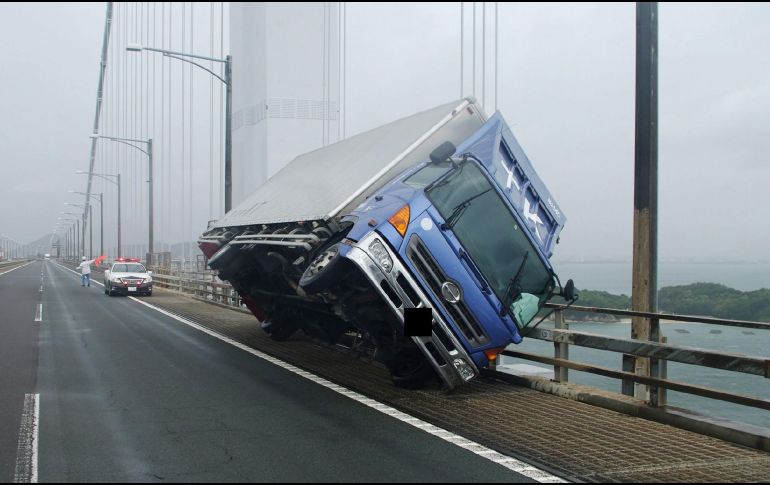 El fenómeno meteorológico golpea con violencia la mitad occidental del país asiático dejando a su paso precipitaciones torrenciales, desbordamientos de ríos, un fuerte oleaje que invadió costas y puertos, y vientos huracanados. AFP
