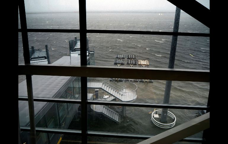 El aeropuerto internacional Kansai, en Osaka, quedó parcialmente inundado. AP/Mainichi Newspaper/S. Kamohara