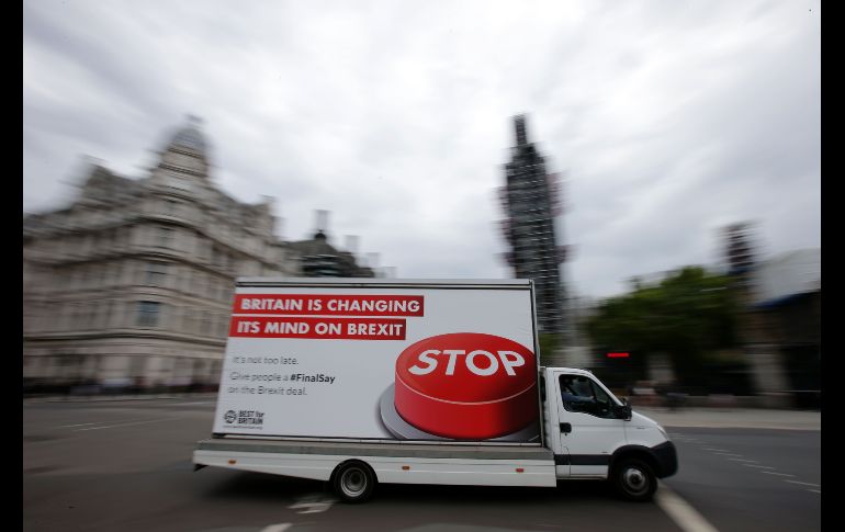 Un vehículo muestra un anuncio en contra del 