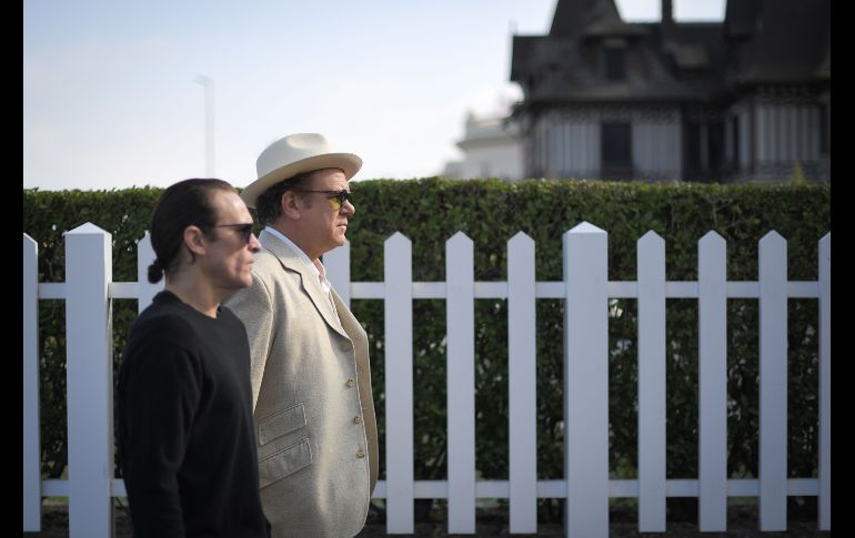 Los actores  Joaquin Phoenix (i) y John C. Reilly caminan por una calle en Deauville, Francia, en el marco del Festival de cine estadounidense de Deauville. AFP/L. Venance