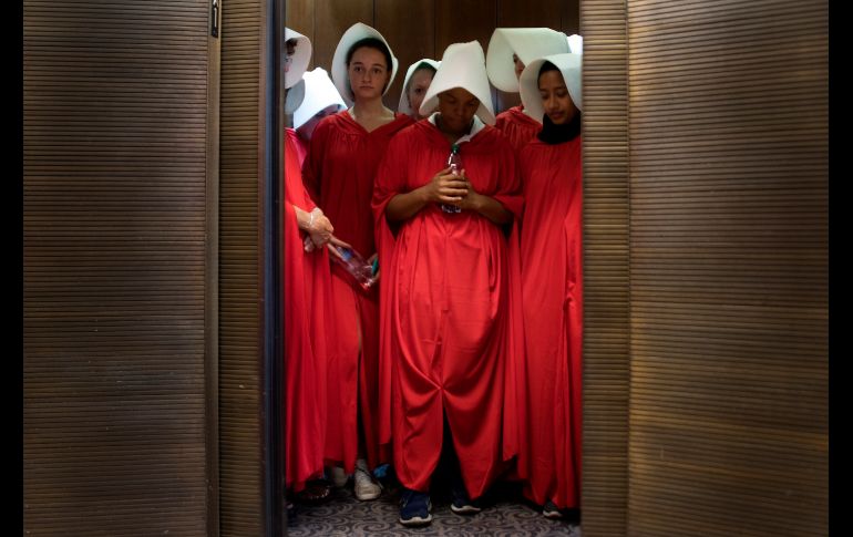 Mujeres disfrazadas como personajes de la novela y serie televisiva 