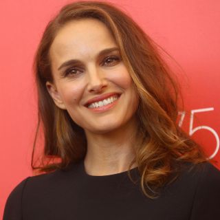 Natalie Portman triunfa como estrella del pop en la alfombra roja de Venecia