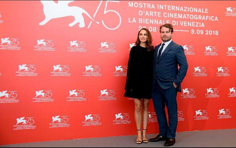 Portman desfiló por la alfombra roja junto a Brady Corbet. AFP / F. Monteforte