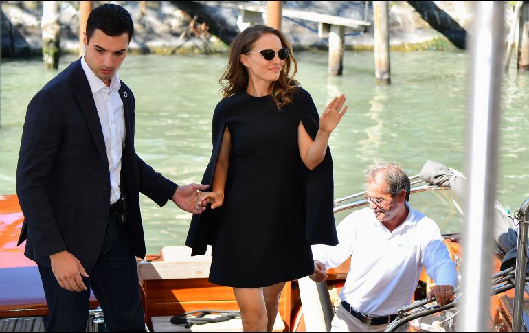 Portman interpreta a una estrella del pop que en su infancia fue víctima de la violencia en 