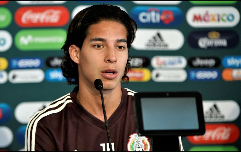 Los jugadores del Tri ven como referencia en la cancha a Guillermo Ochoa, el jugador de mayor edad de la convocatoria. MEXPSORT/V. León
