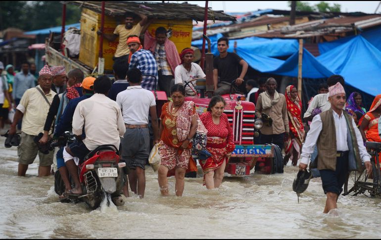El aumento de los casos de leptospirosis se produjo tras las lluvias monzónicas que dejaron más de 400 muertos. AFP / ARCHIVO