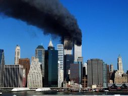Algunos comentan las increíbles reacciones de los supervivientes, y destacan el profesionalismo del camarógrafo, quien no deja de grabar para correr junto a otros testigos. AFP / ARCHIVO