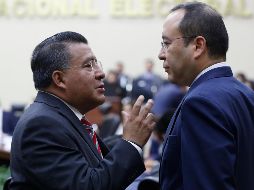 Horacio Duarte Olivares conversa con el consejero del Instituto Nacional Electoral (INE), Ciro Murayama Rendón, tras una sesión legislativa. SUN/ARCHIVO