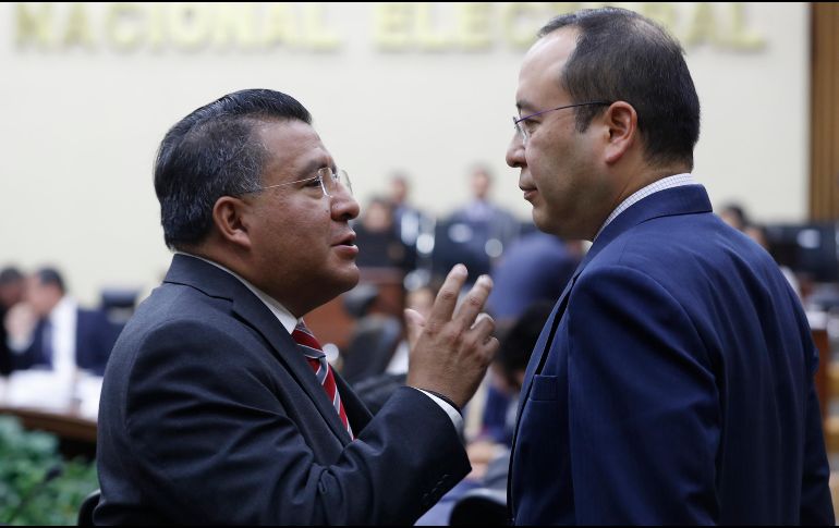 Horacio Duarte Olivares conversa con el consejero del Instituto Nacional Electoral (INE), Ciro Murayama Rendón, tras una sesión legislativa. SUN/ARCHIVO