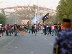 Algunos manifestantes alcanzaron el edificio gubernamental e incendiaron partes del mismo. AFP/H. Mohammed