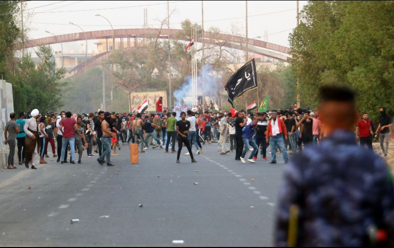 Algunos manifestantes alcanzaron el edificio gubernamental e incendiaron partes del mismo. AFP/H. Mohammed