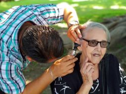 El DIF Guadalajara ha beneficiado a 532 personas con un auxiliar auditivo. ESPECIAL / DIF GUADALAJARA