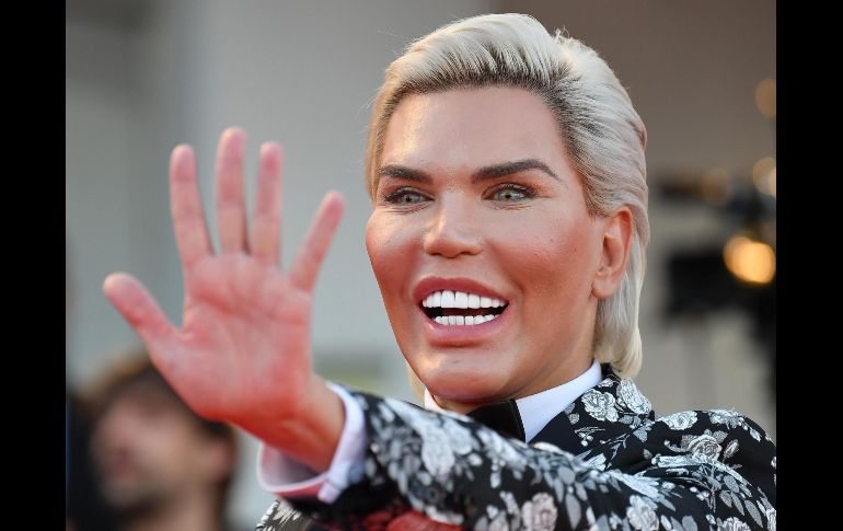 Rodrigo Alves saluda  a su llegada al estreno de la película 
